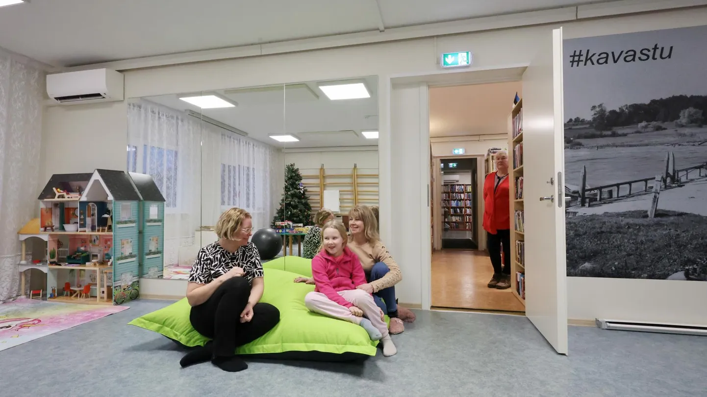 Raamatukogus-kogukonnakeskuses said ühel päeval kokku raamatukoguhoidja Ille Edenberg (paremalt), kogukonnakeskuse perenaine Tiia Evert, raamatukoguhoidja lapselaps Miraliisi ja Luunja valla haridusnõunik Kadri Sõrmus.