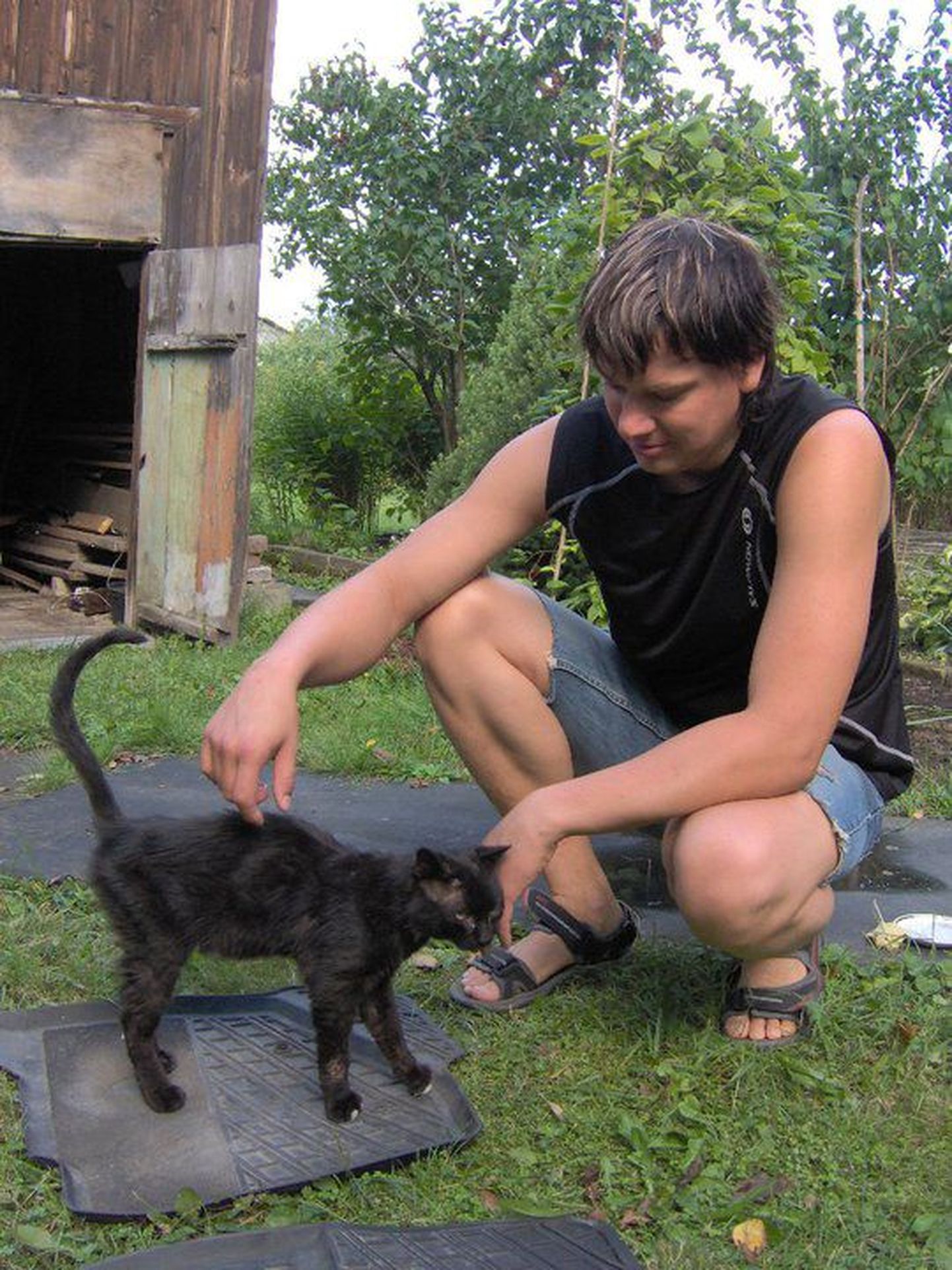Alen Veziko koos metsast leitud kassiga