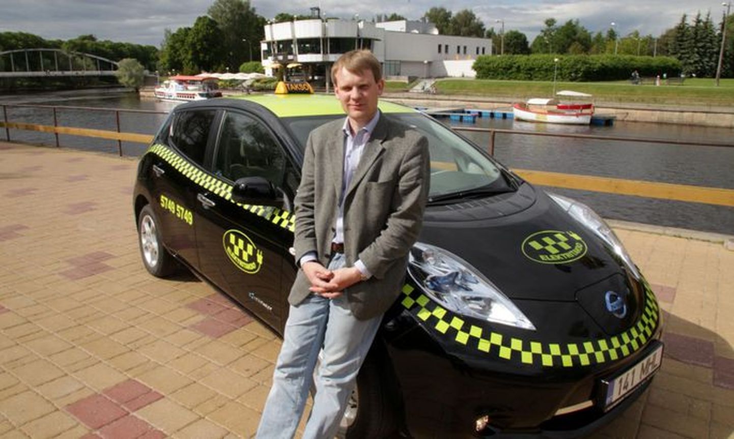 Эрмо Контсон начал оказывать таксоуслугу на автомобилях Nissan Leaf в Тарту в июне 2012 года.