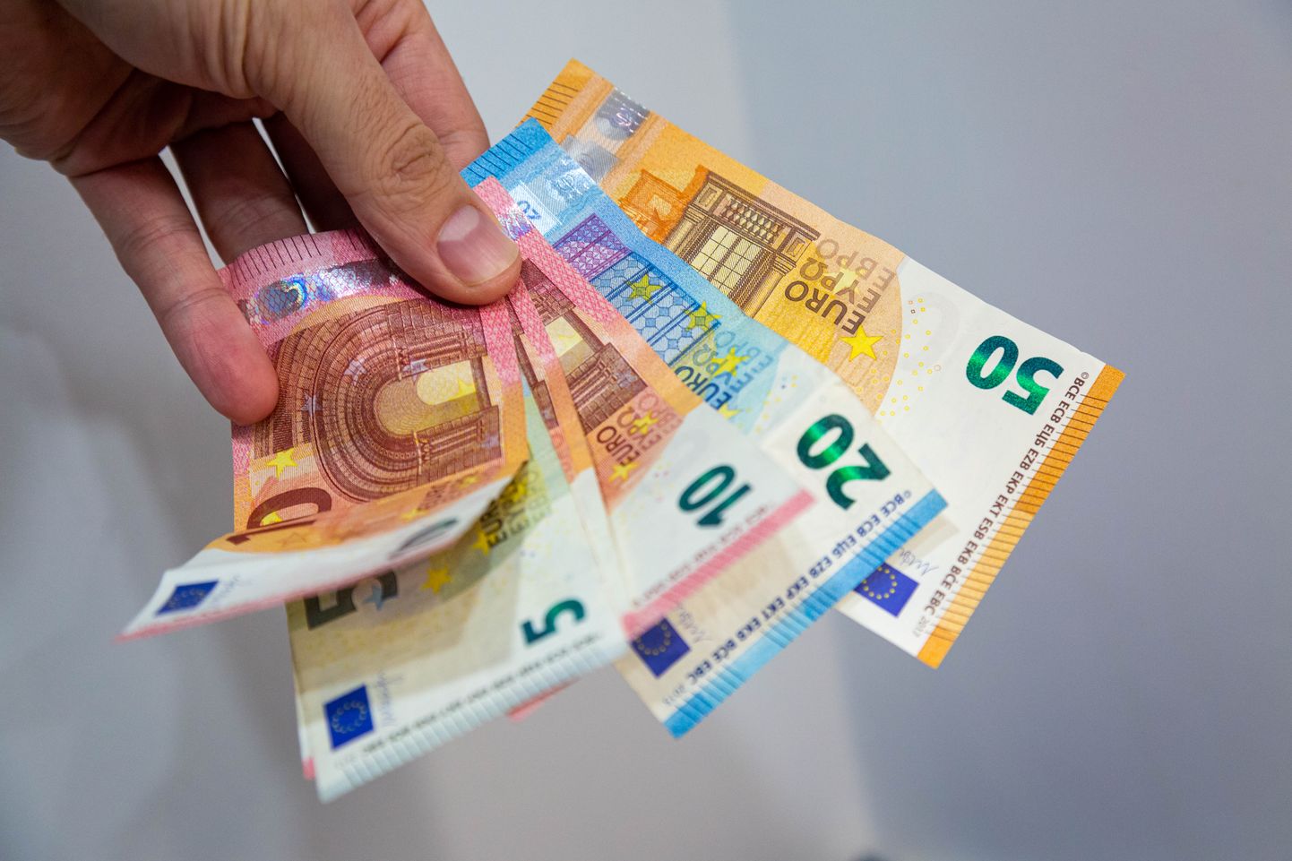 Estonian court fines man for attempting to take euros to Russia.