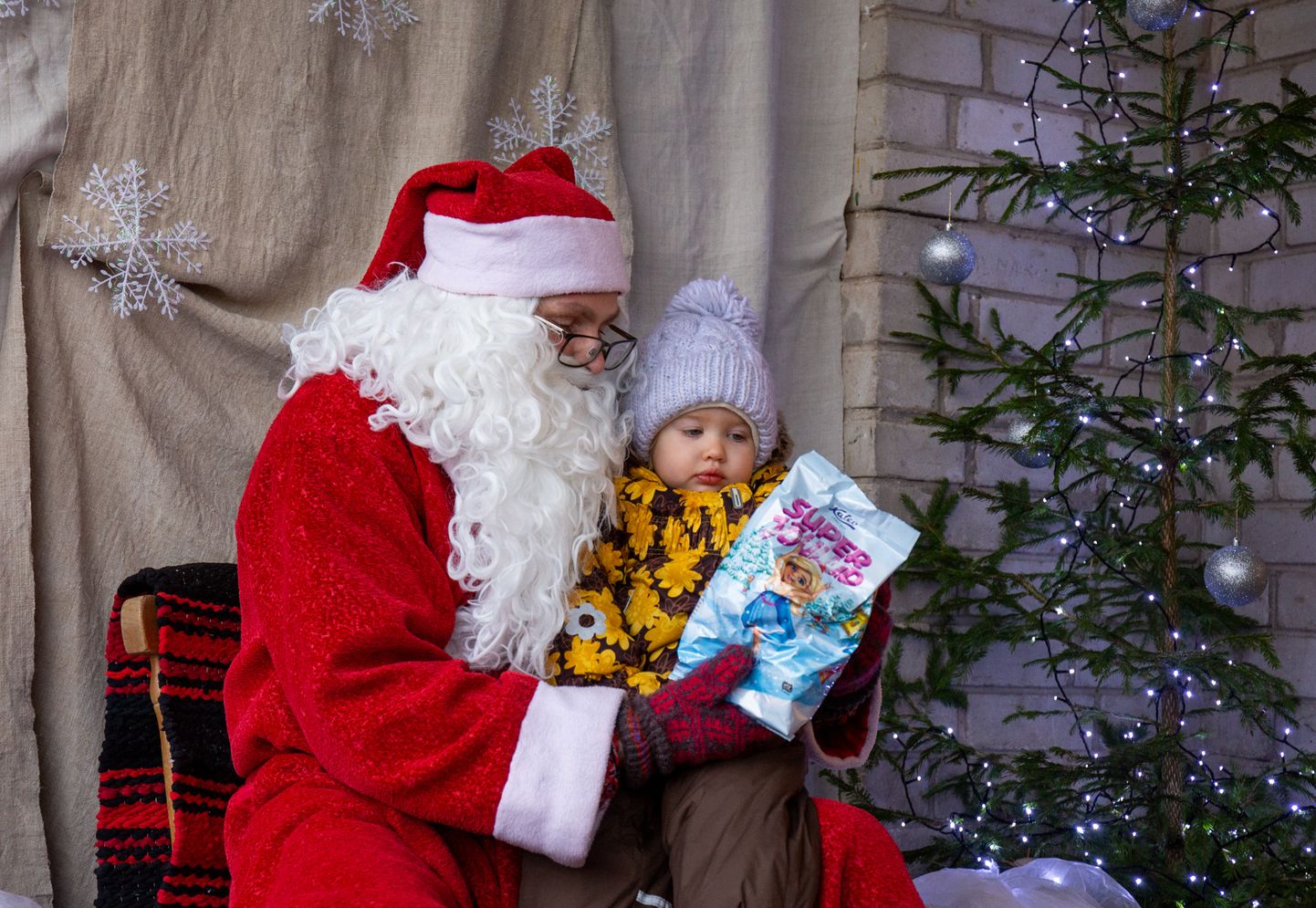 Mustla rahvamaja ees jagas jõuluvana lastele kommi.