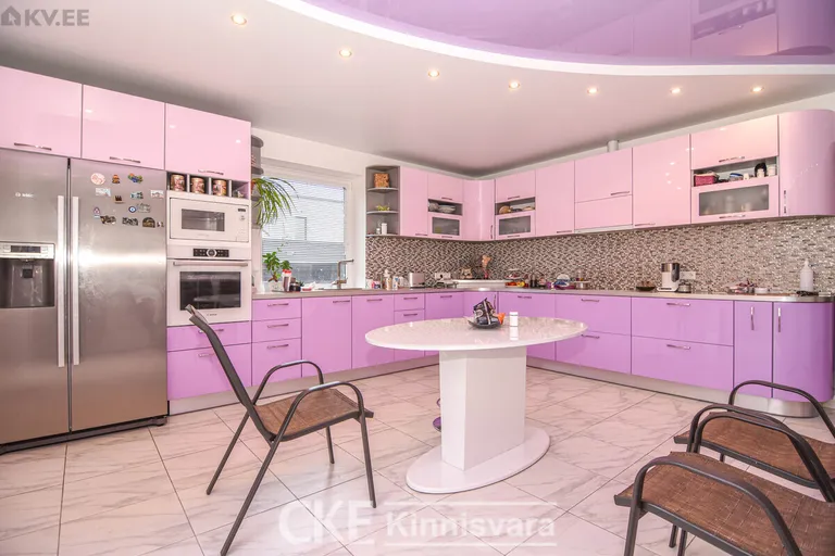 Rõõmsavärviline köök.