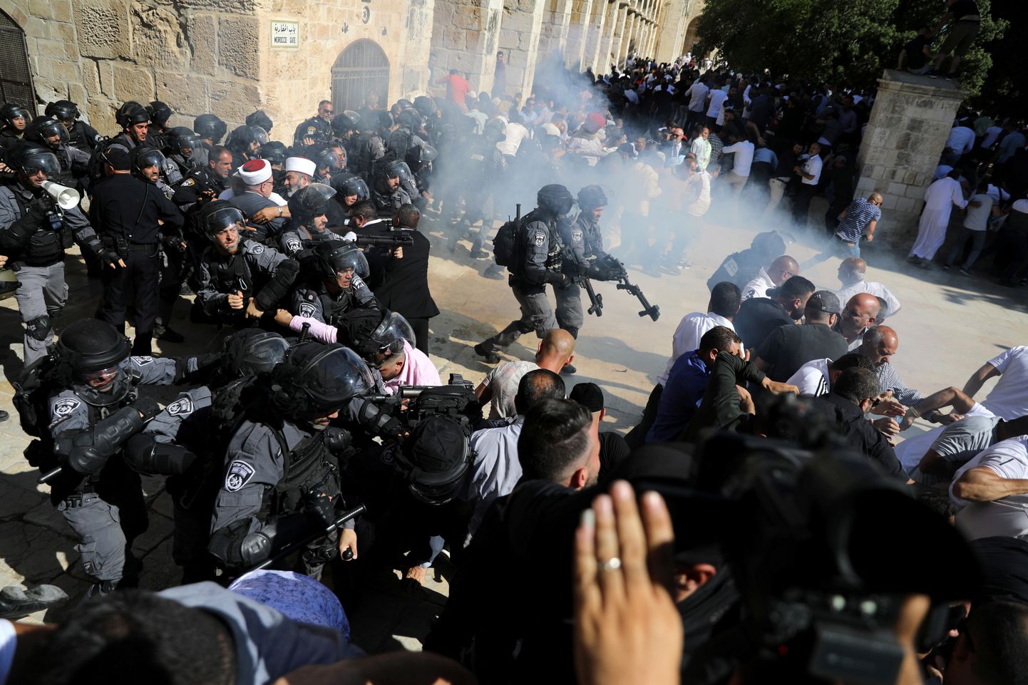 Sadursmes starp Izraēlas policiju un musulmaņiem pie Al Aksas mošejas Jeruzālemē