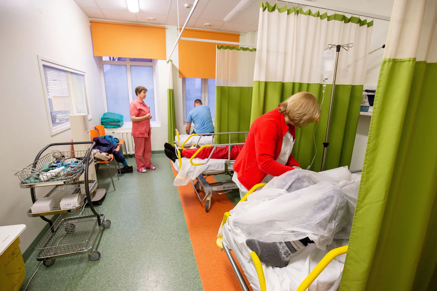 Isegi kui erakorralise meditsiini osakonna koridor on tühi, siis jälgimispalatis töötajatele tegevust jagub.