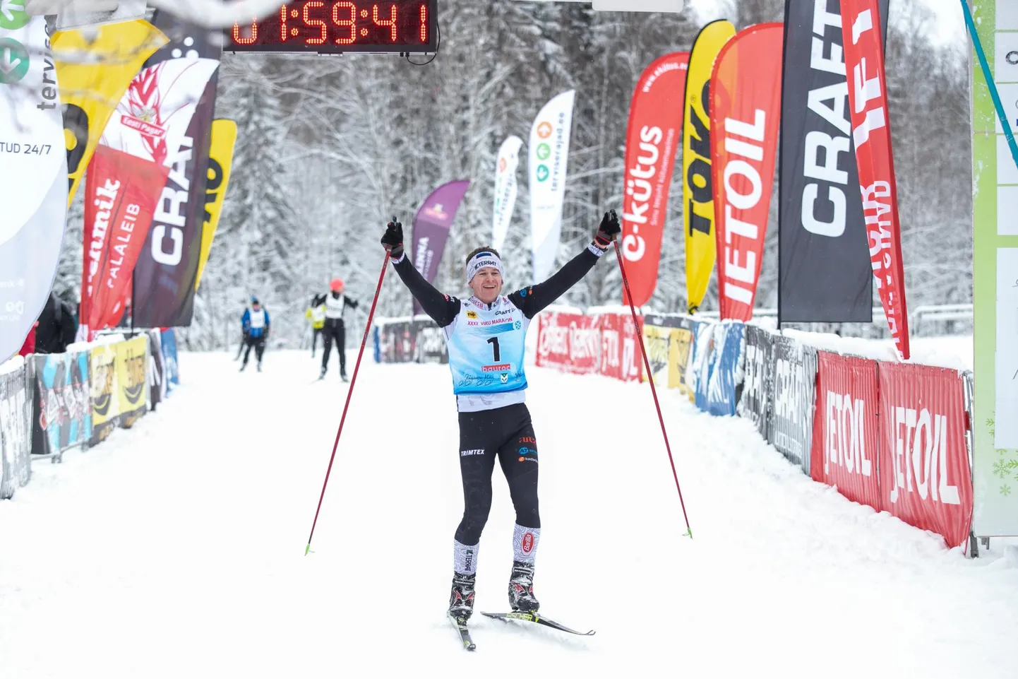 Maratoni võitja Sander Linnus hetk peale finišijoone ületamist.