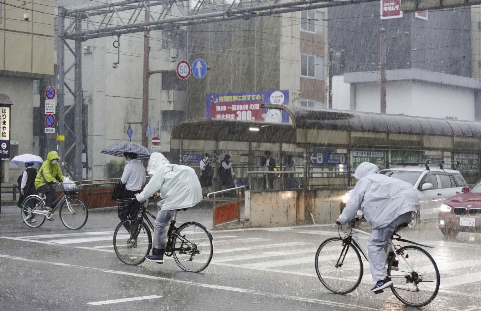 Troopiline torm Mawar tõi Jaapanisse jõudes kaasa paduvihma.