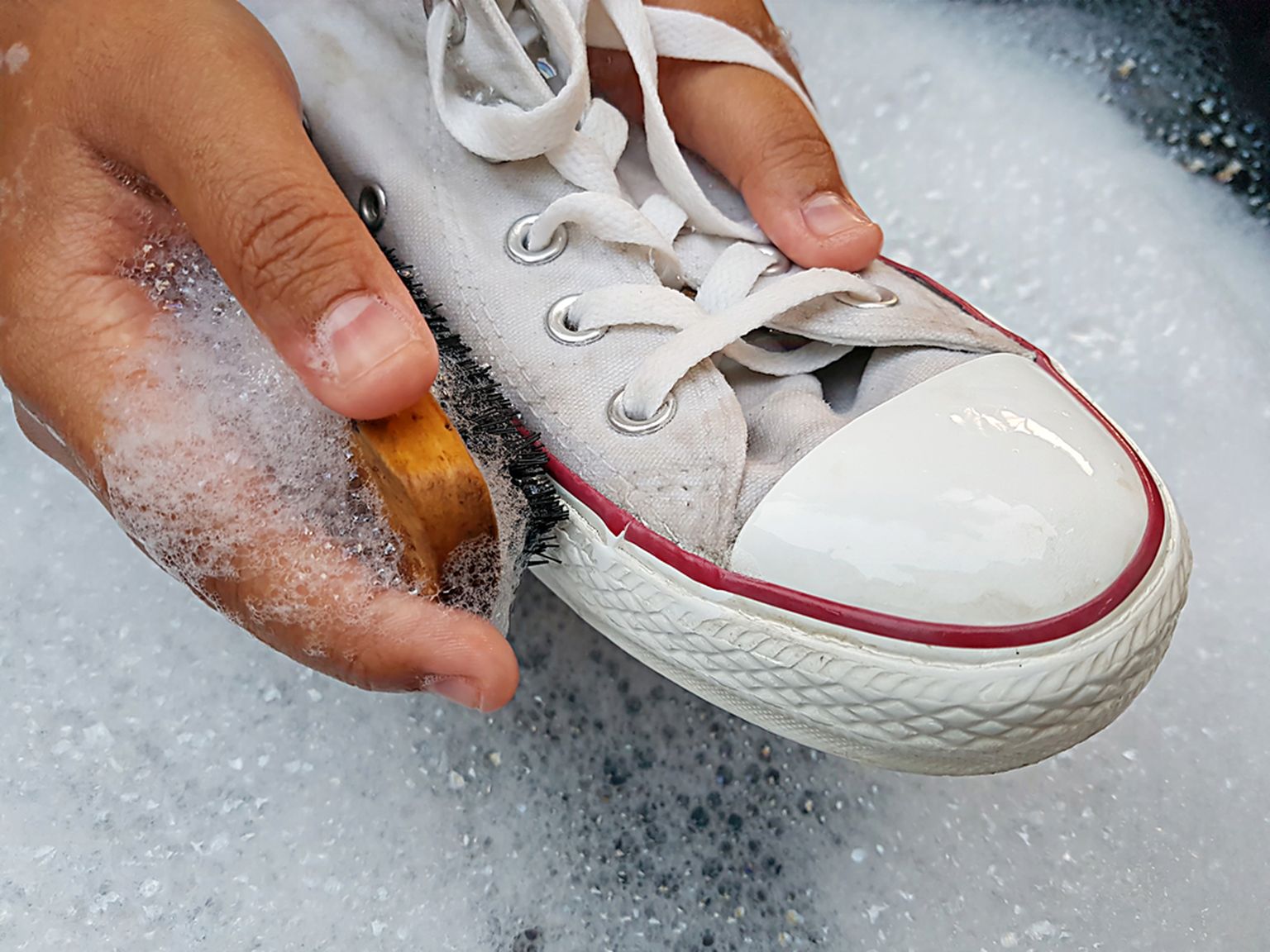 Kaval nipp valgete jalatsite puhastamiseks.