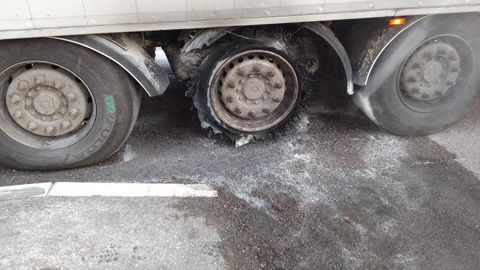 Veoautol lõhkesid maanteel tagumised rehvid