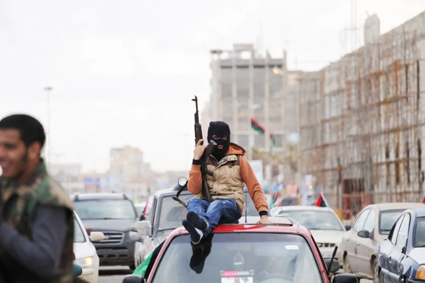 Ülestõusu aastapäeval võis Banghazis näha Gaddafi režiimi vastu võidelnuid, kes oma relvi avalikult demonstreerisid.