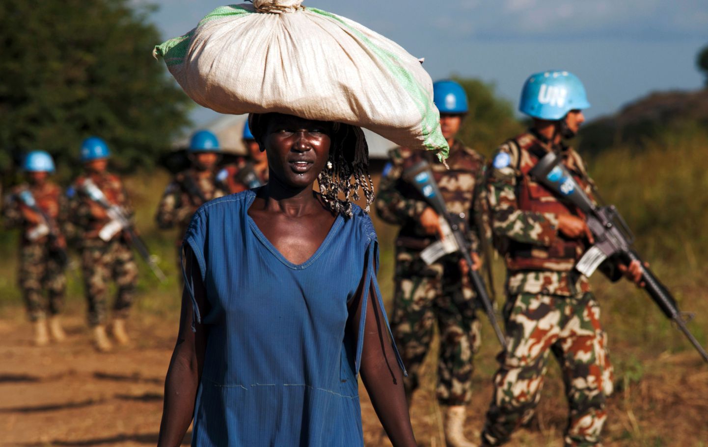 Kohalik neiu ja ÜRO rahuvalvajad Lõuna-Sudaanis.