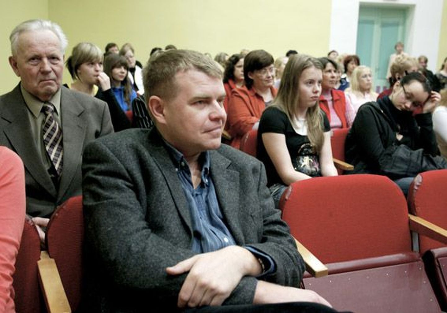 Vilde kirjandusauhinna laureaati Andrus Kivirähka ootasid Pajusti klubis tervitussõnad, auhinnamedal, vihmavari, väike kontsert, lavastatud romaanikatkend ning palju lugejate küsimusi.