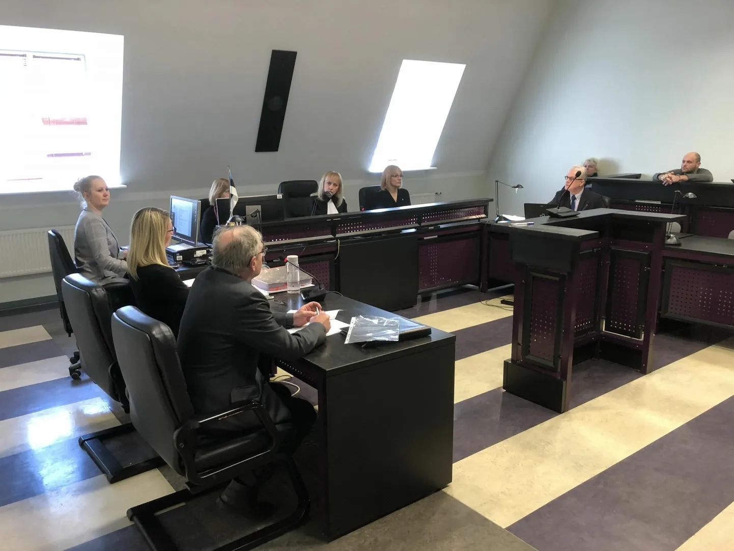 Naise pussitamises süüdi mõistetud Egert Dulinetsi kohtuasjas oli Mari Treial (kohtunikust paremal) rahvakohtunik.