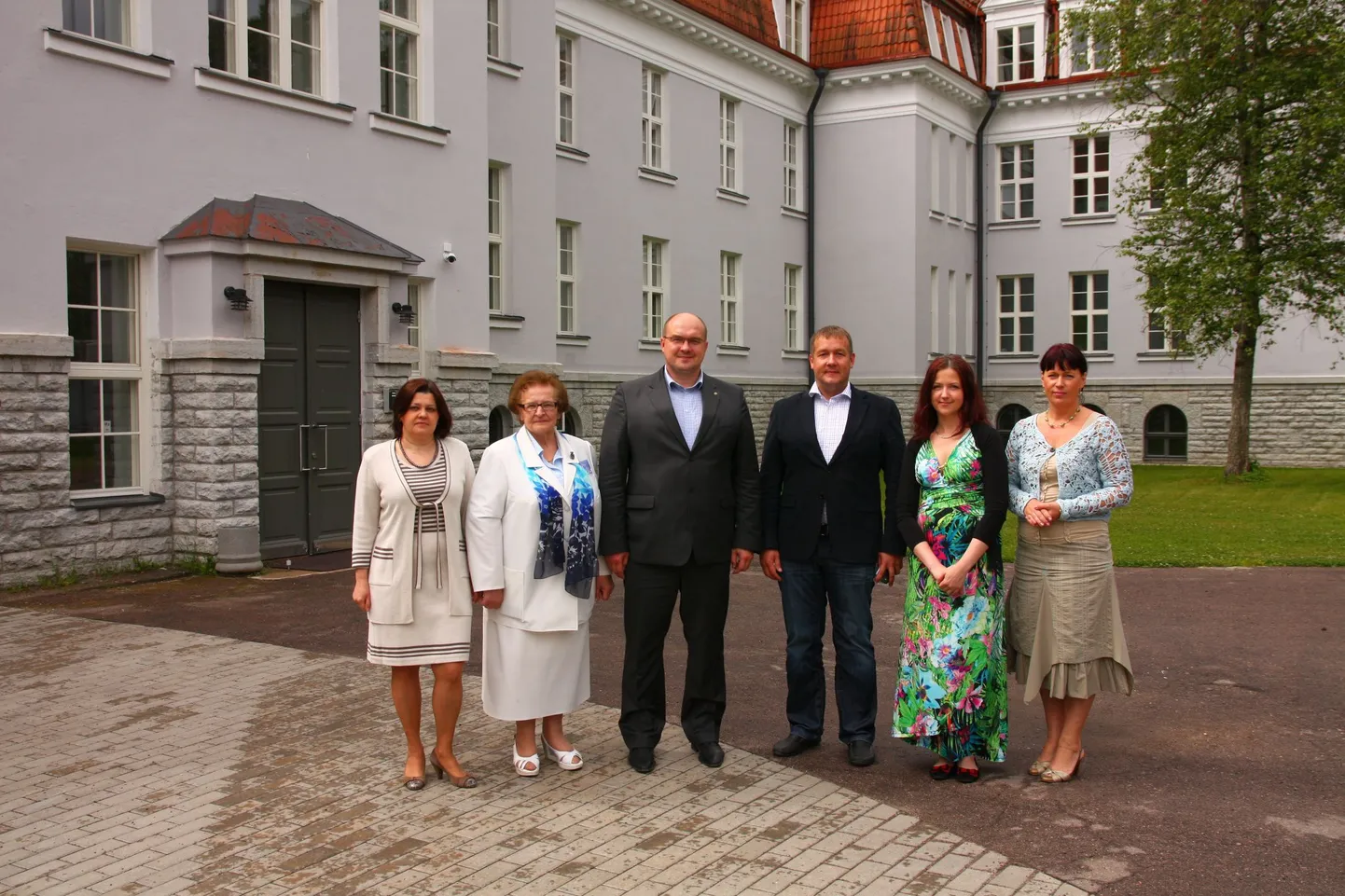 Hiiu ravikeskus hakkas pakkuma koduõendusteenust. Foto keskel seisavad Erki Korp ja Jaanus Vool.