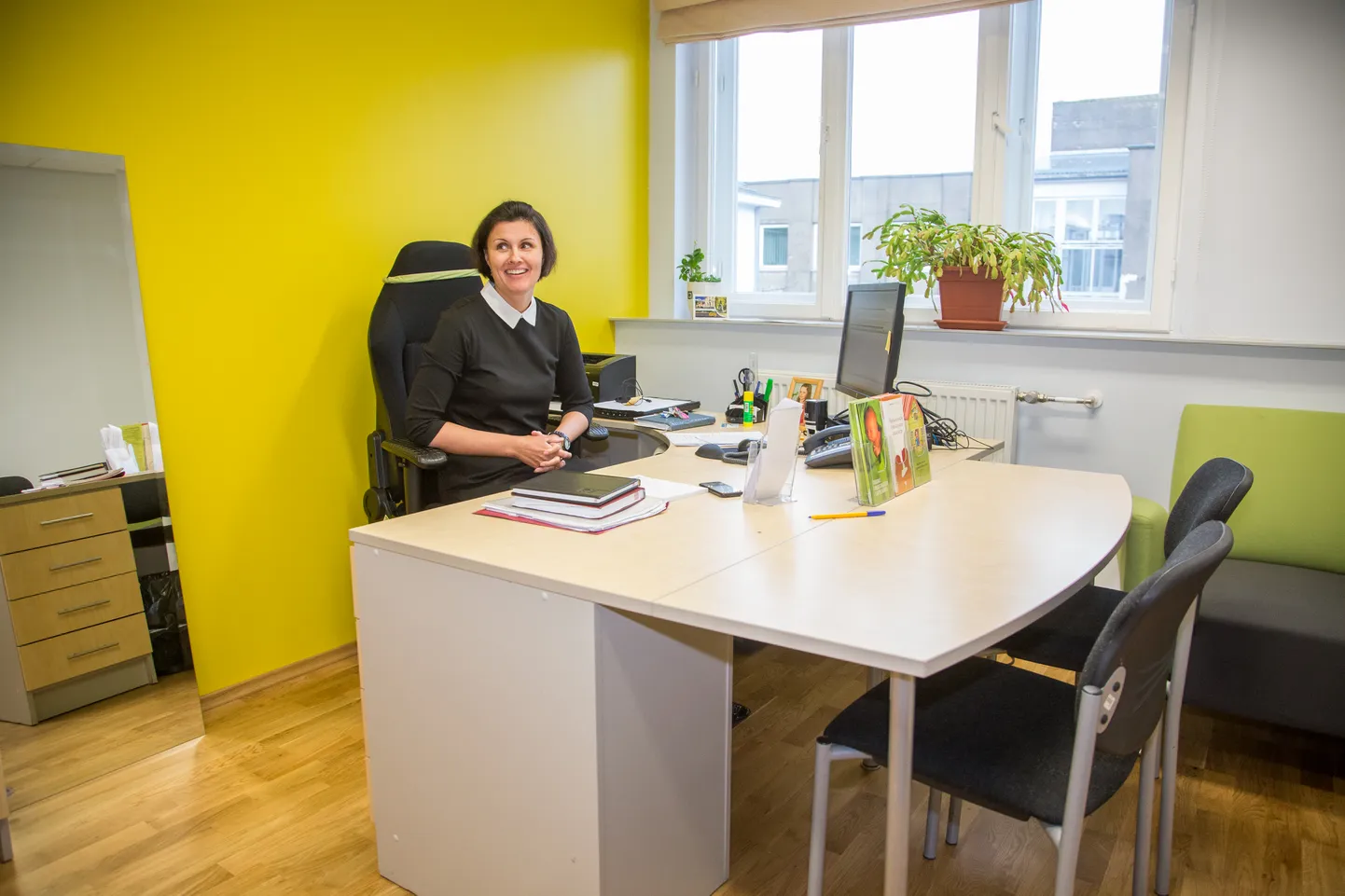 Pärnu linnavalitsuse perekonnaseisutoimingute ja rahvastikuregistriteenistuse juhataja Kristina Jürissoo oma uues kabinetis.