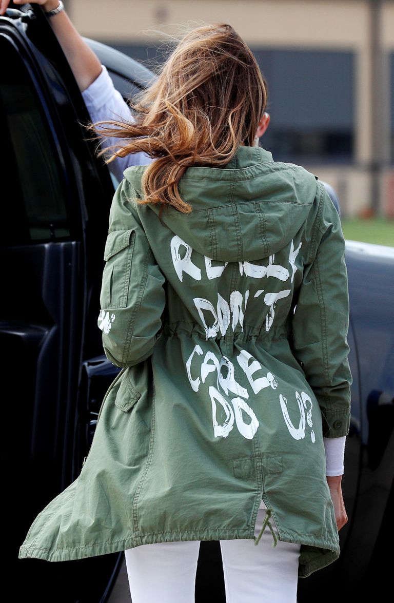 Мелания Трамп в куртке со скандальной надписью.
