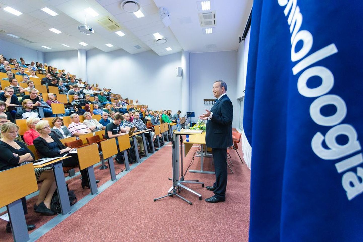 President Ilves täna Eesti Infotehnoloogia Kolledžis esmakursuslastele loengut pidamas.