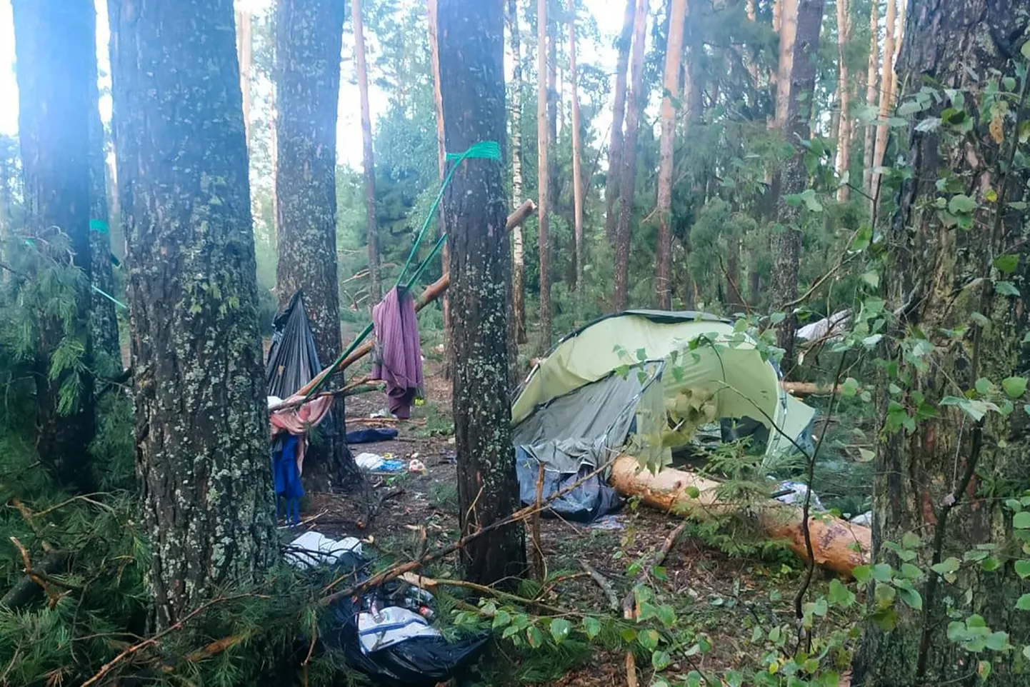 Сильный ураган в РФ: в туристическом лагере погибли 7 человек, среди них дети