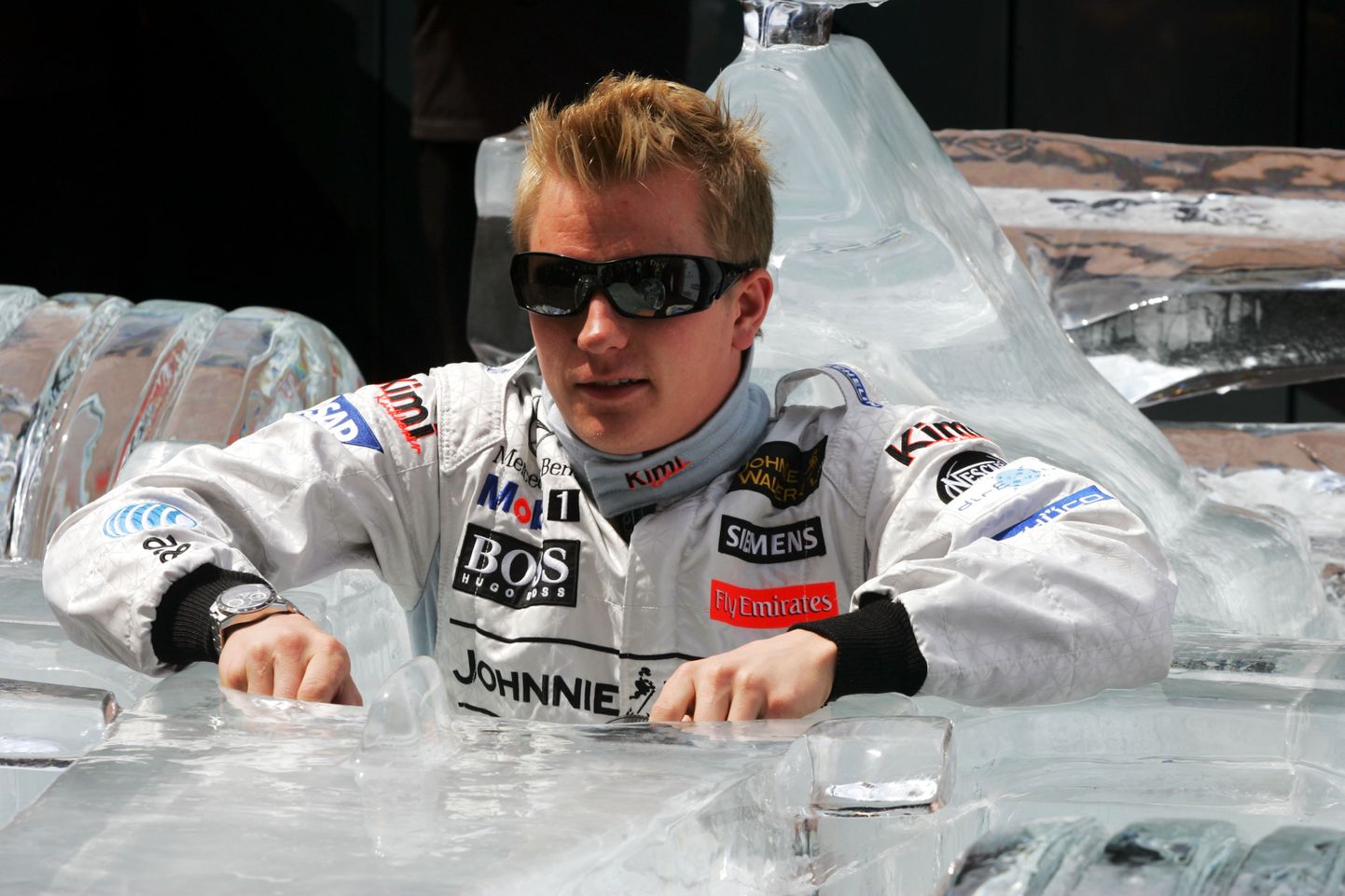 Kimi Räikkönen jääst autos.