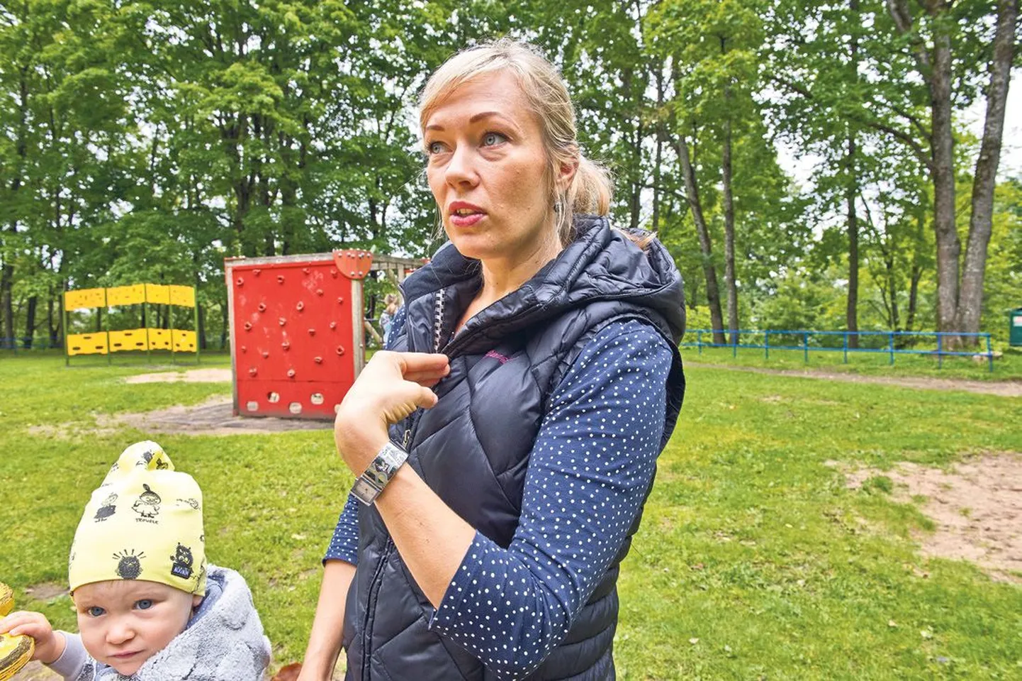 Treener Kati Kruusaauk käib tütre Karoliinaga Toomemäe nõlval laste mänguplatsil aega veetmas. Tal on veel meeles aeg, mil tal tuli oma last hoida just sellises asendis, mida ta siin pildil näitab.