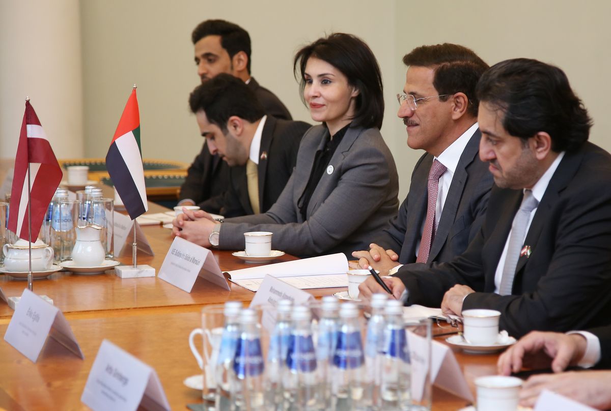 Посол вместе с министром экономики ОАЭ шейхом Суолтаном бин Саедом Ал Мансури (второй справа) и делегацией ОАЭ на встрече с премьер-министром Латвии Марисом Кучинскисом