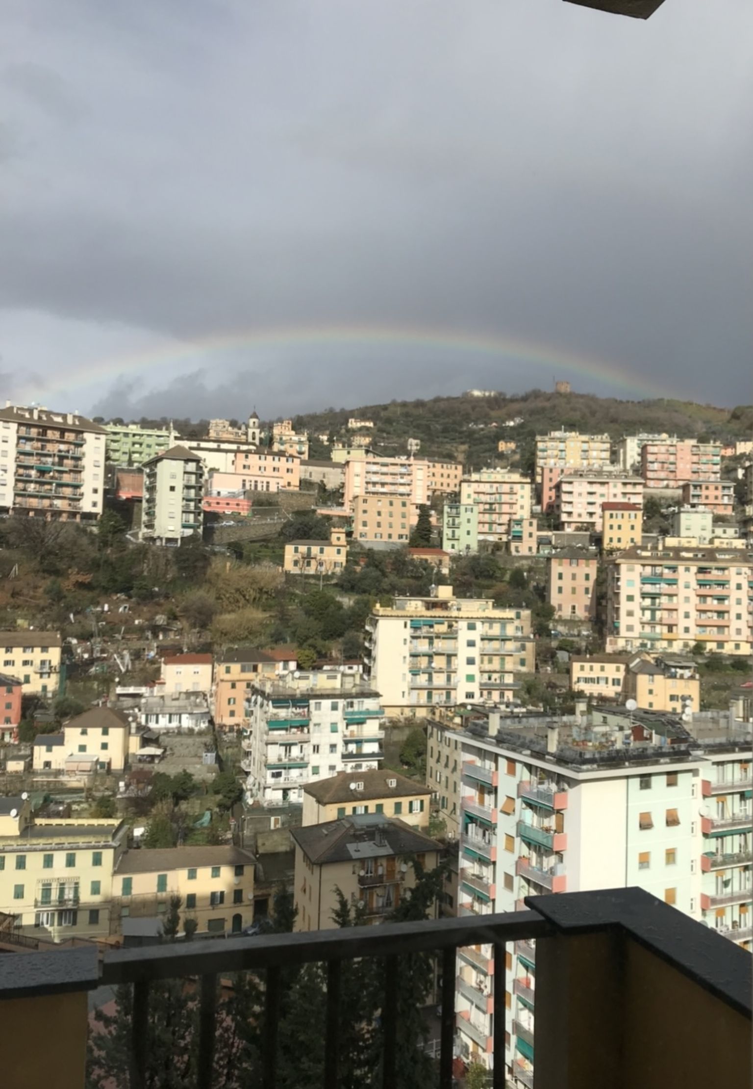 Vaade Genova linnale Jaive Itaalia kodu rõdult.