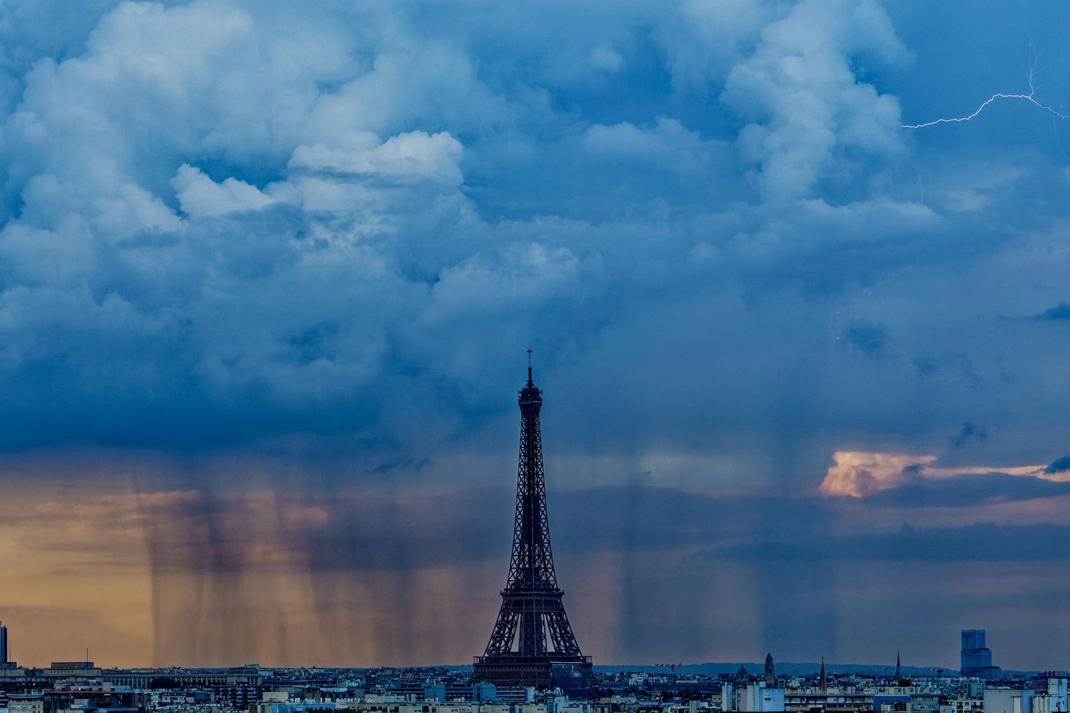 Prantsusmaa pealinna Pariisi üks tuntumaid vaatamisväärsusi Eiffeli torn äikesetormis ja vihmas