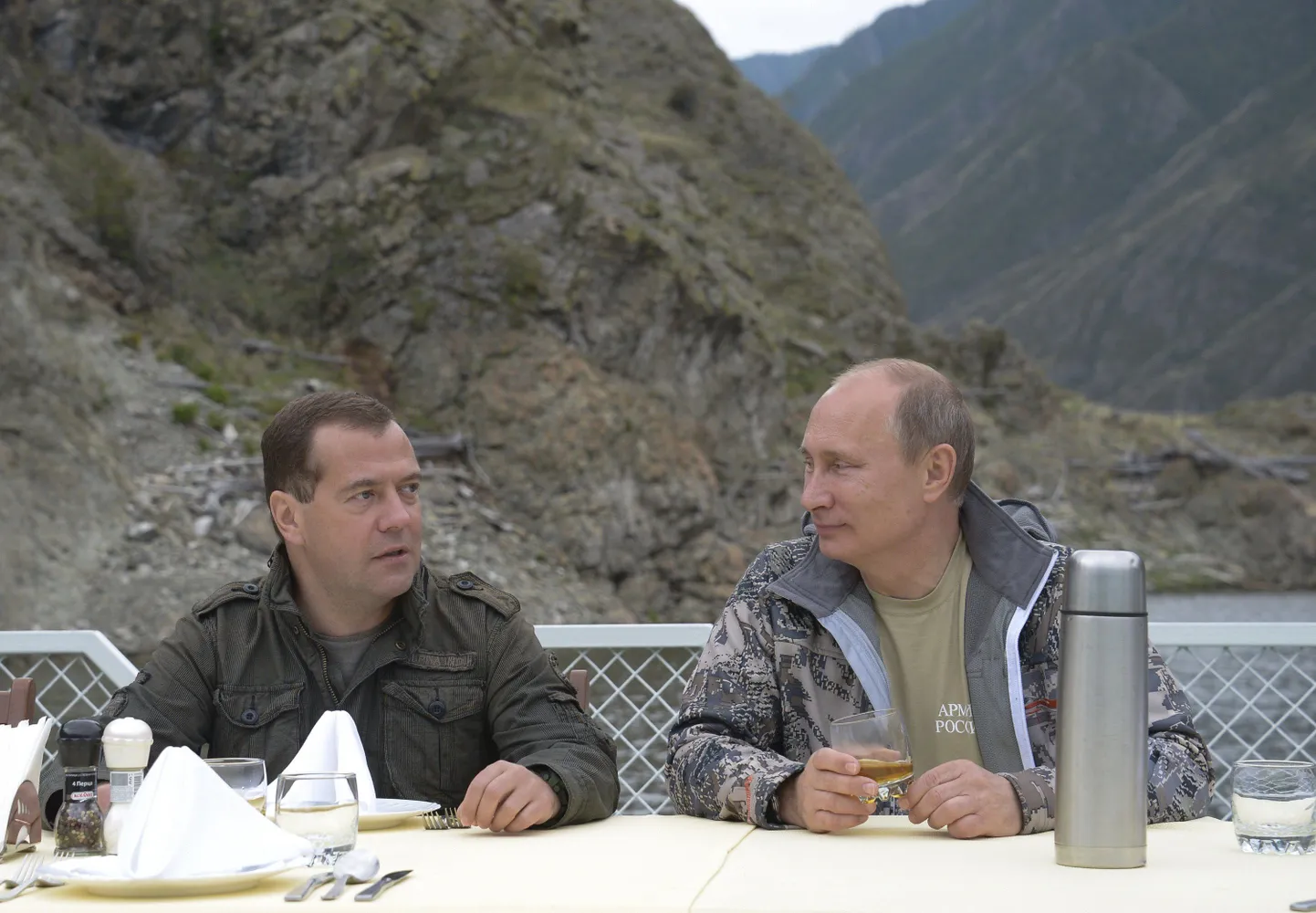 Vladimir Putin koos Dmitri Medvedeviga