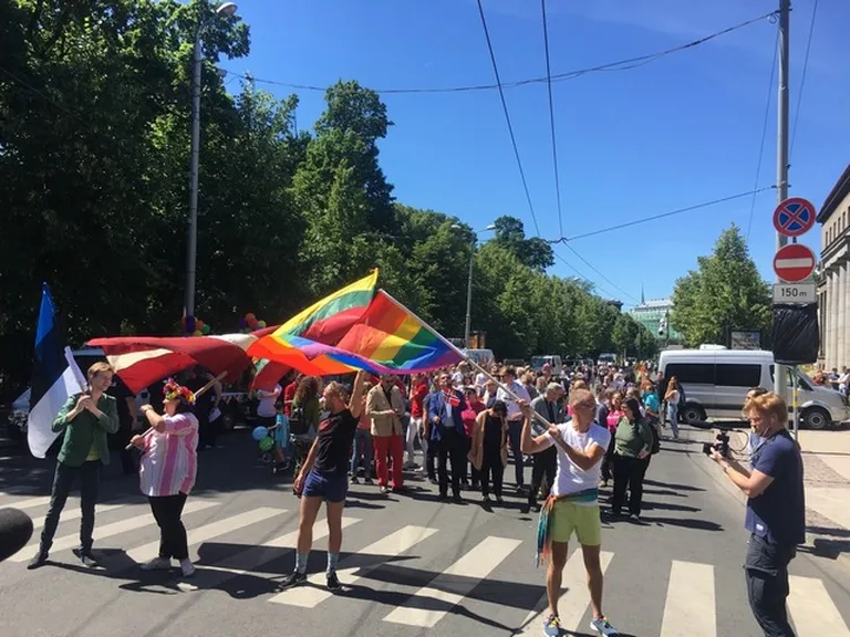 Cilvēki Tērbatas ielas sākumā gatavojas "Baltijas praida 2018" gājienam