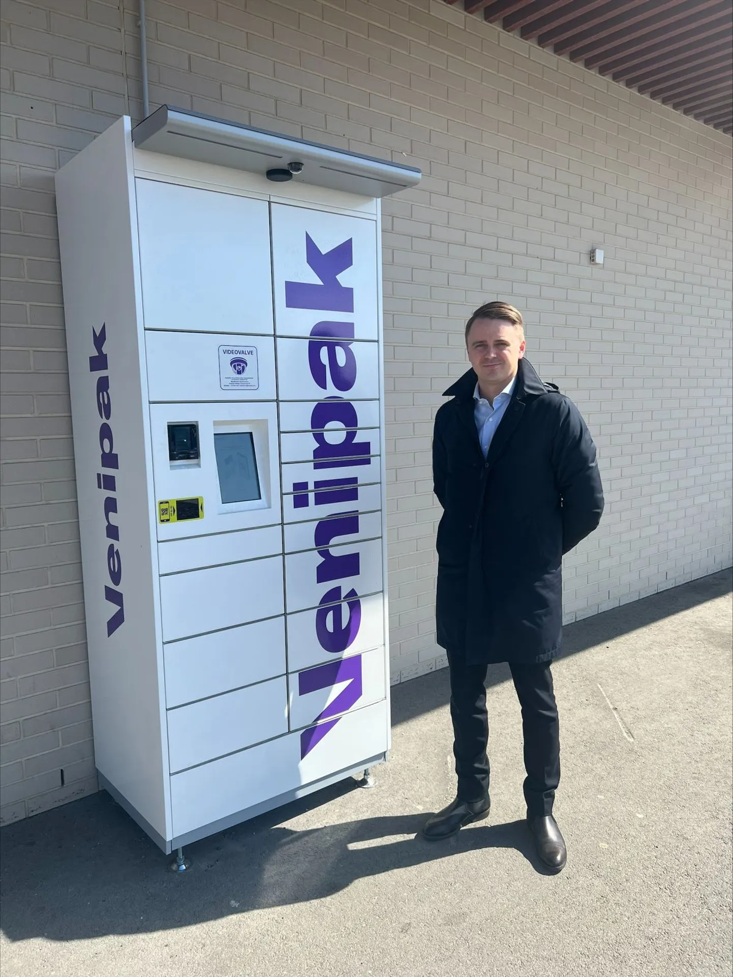 Venipak Eesti müügidirektor Martten Kaldvee ettevõtte pakiautomaadi kõrval.