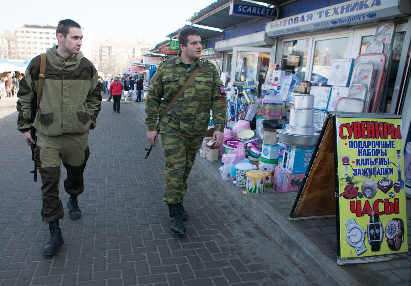 Niinimetatud Donetski rahvavabariigi võitlejad Donetskis turul.