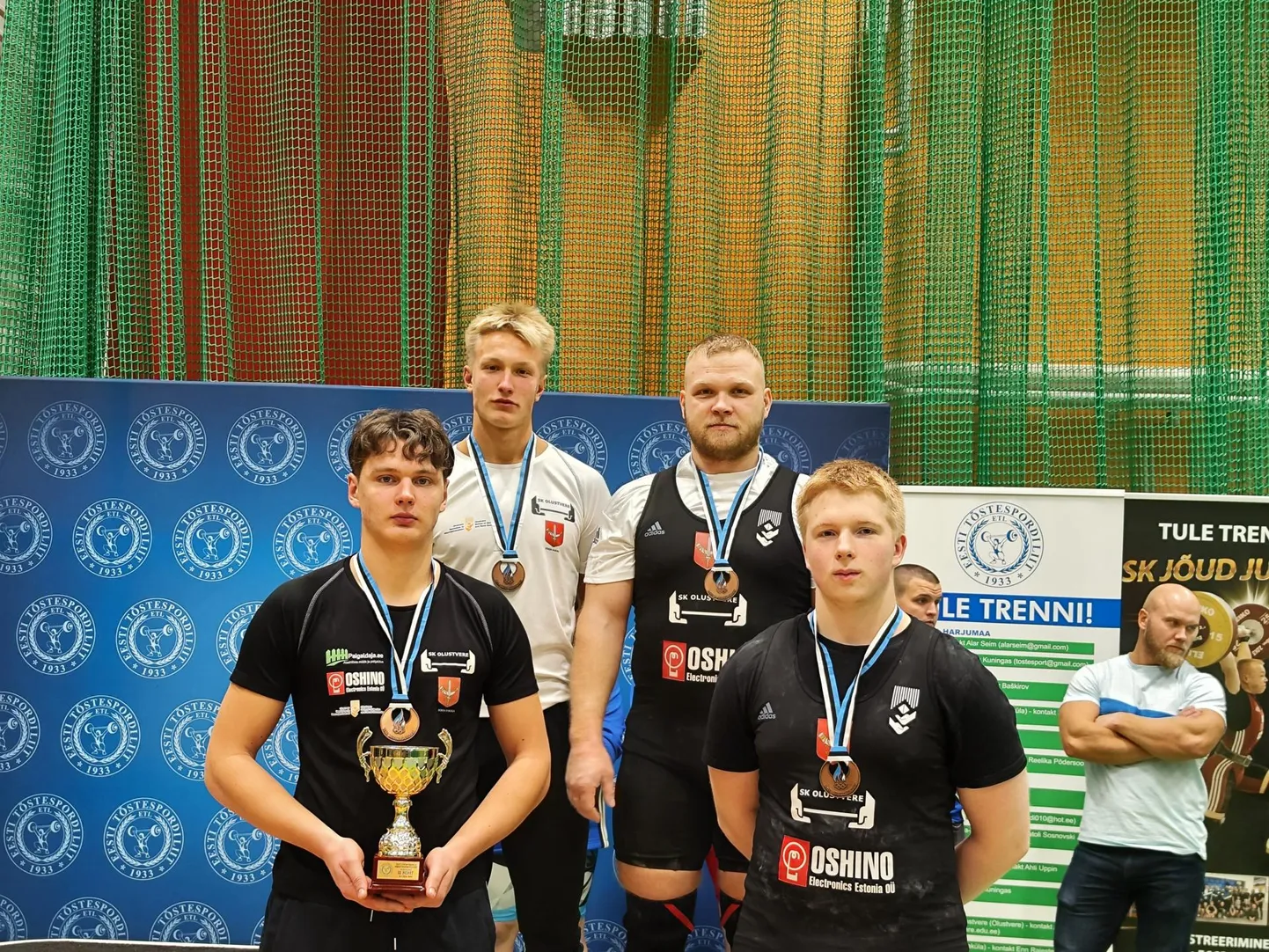 Olustvere spordiklubi tõstjad tulid Eesti meistrivõistlustel pronksile. Võistkonda kuulusid (teises reas vasakult) Henry Tikut, Andres Viksi, (esimeses reas vasakult) Gabriel Künnapuu ja Timo Dudarev. Fotolt puudub Mattias Mättik.