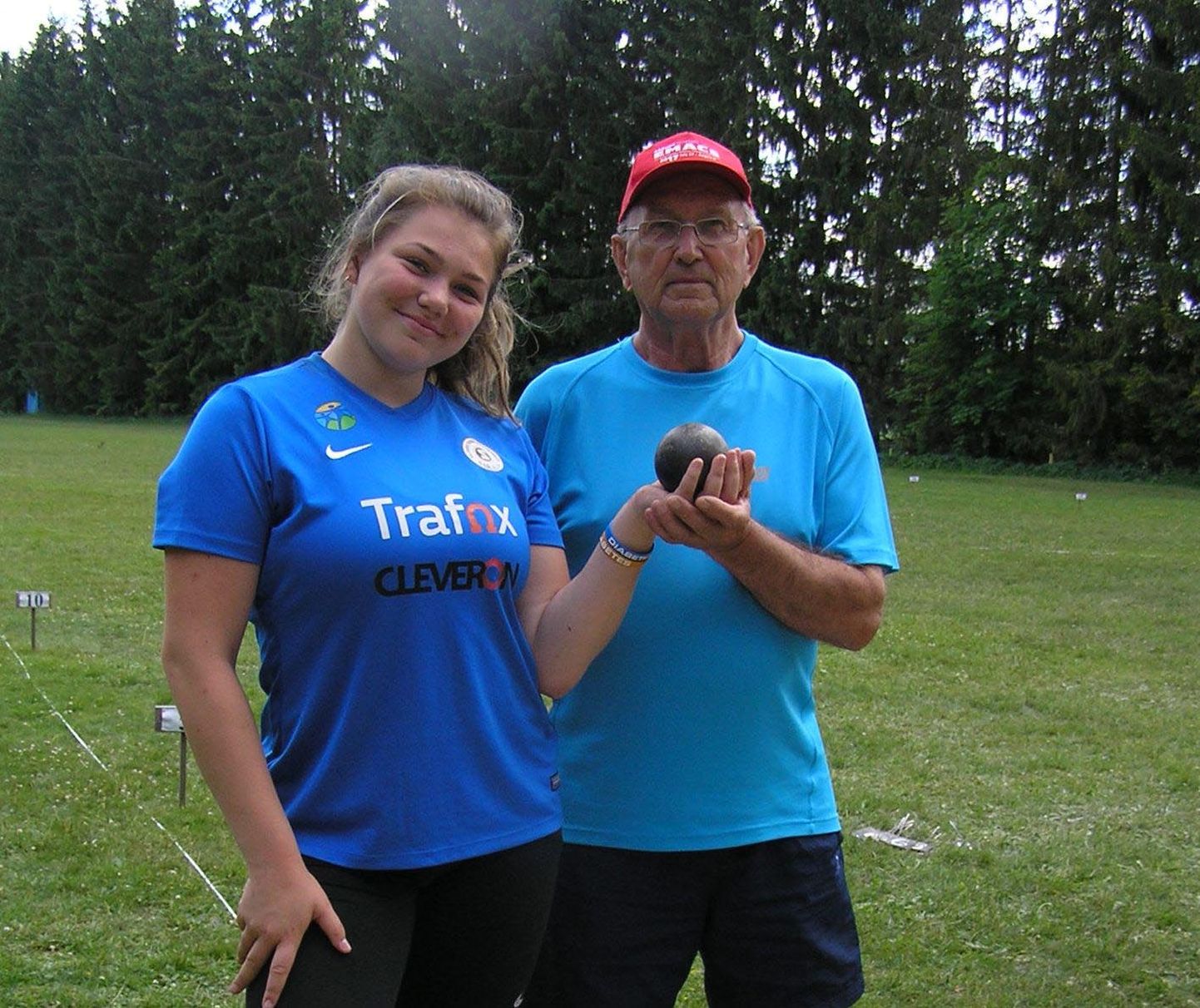 Kelly Heinpõld koos oma treeneri Tiit Aruga võistlusel, kus ta püstitas Eesti alla 16-aastaste neidude kuulitõukerekordi.