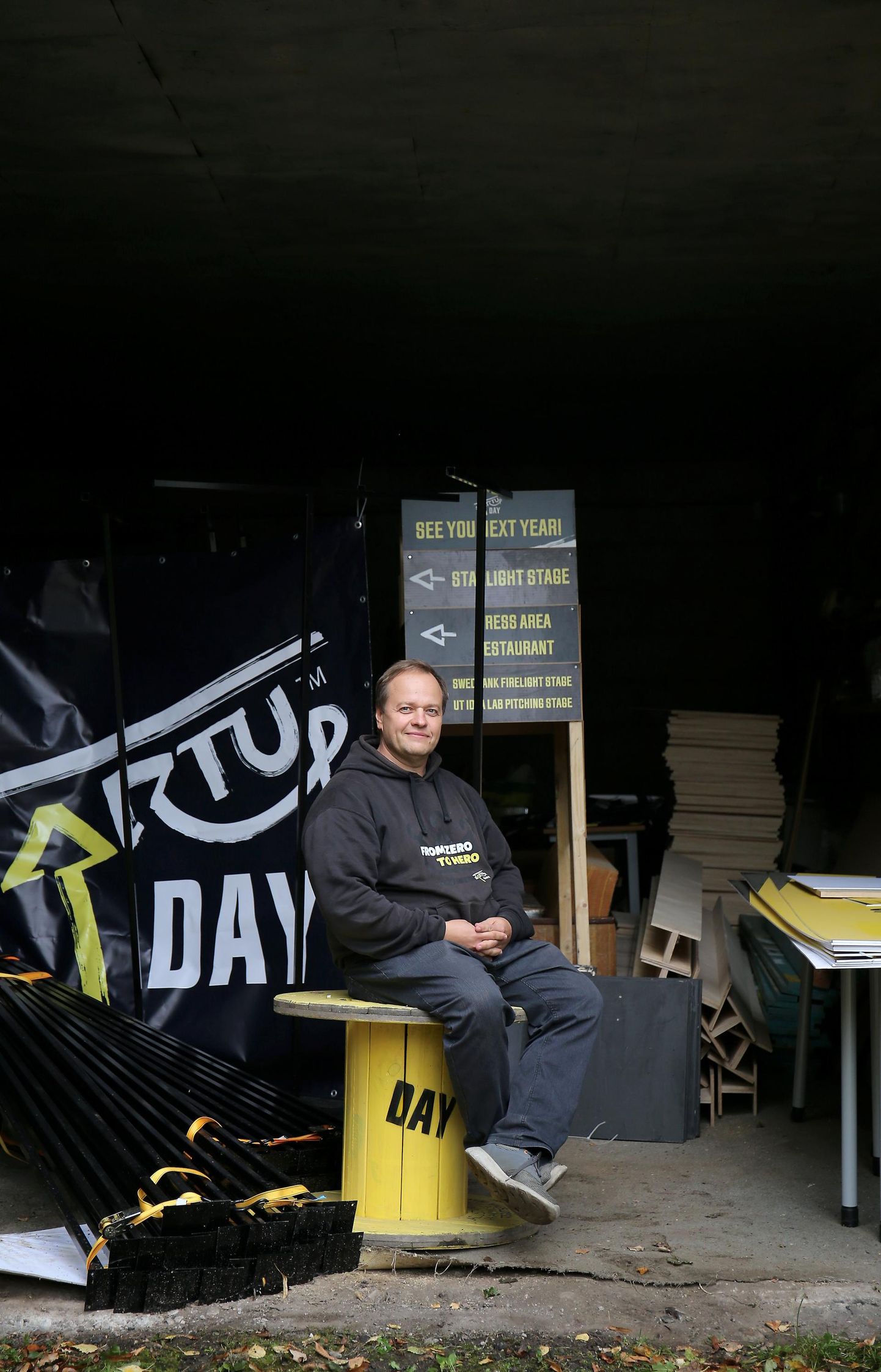 Startup Day festivali idee autor Andres Kuusik koos festivali sümbolitega, mida hoitakse garaažis.