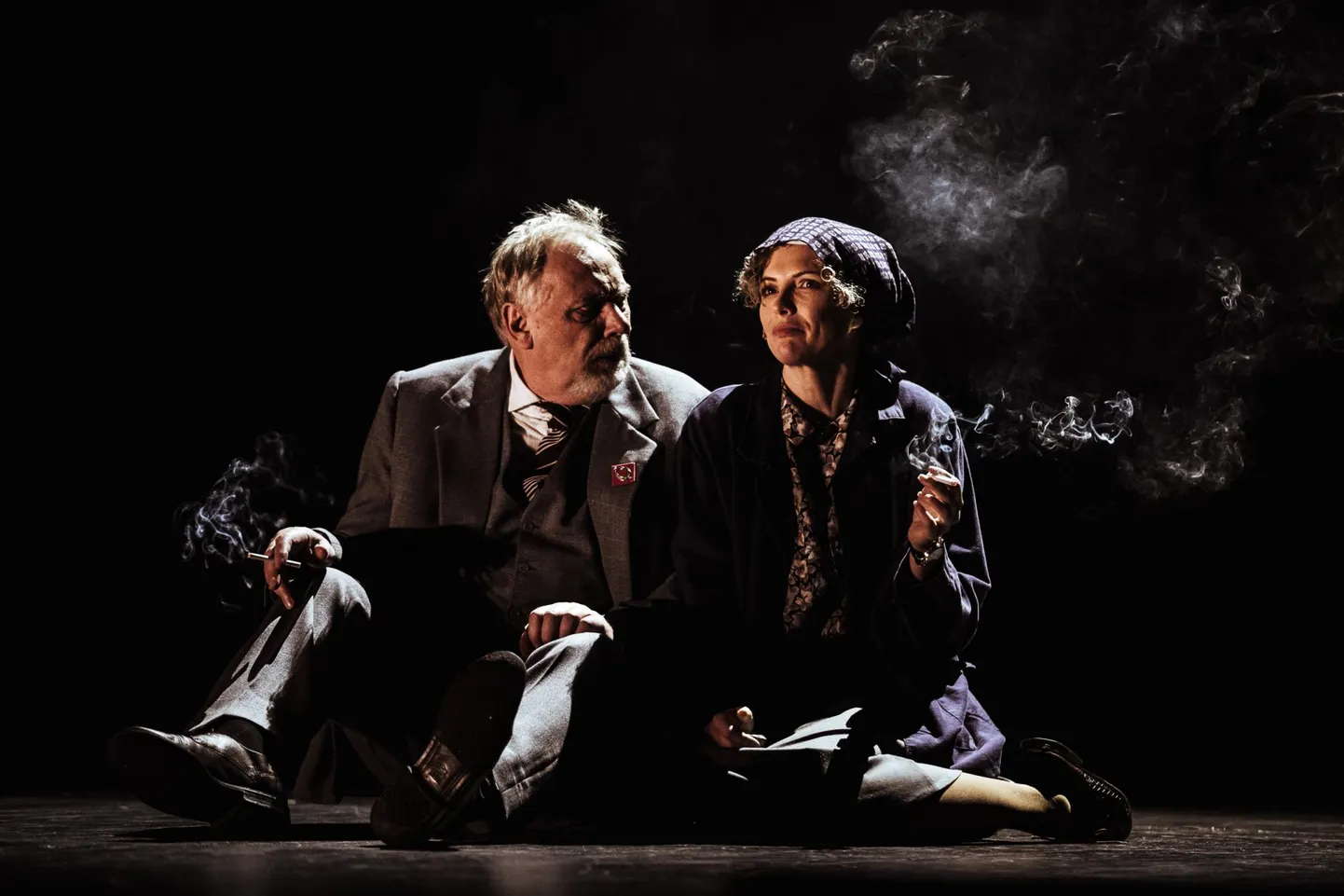 Lavastuses «W» kehastab Ragne Pekarev koristajat, kes enda sõnul on osa jõust, ja kes on Eesti teatri järjepidevuse kandja. Fotole on jäädvustatud hetk, mil koristaja kohtub teatrijuht Murdiga, keda mängib Aivar Tommingas.