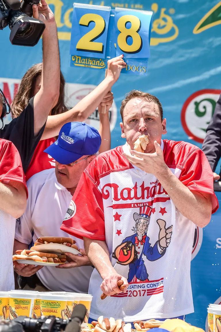 USA New Yorgi iga-aastase hot dog'ide söömise võistluse võitsid Joey Chestnut ja Miki Sudo