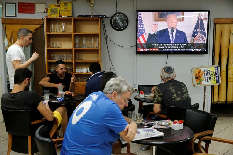 Iisraellased vaatavad kohvikus televiisorist president Donald Trumpi avaldust, millega Ameerika riigipea tegi teatavaks Ühendriikide taganemise Iraani tuumaleppest.