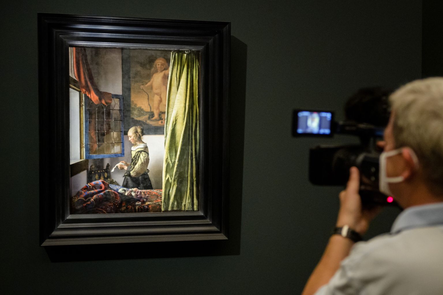 Hollandi 17. sajandi kunstniku Johannes Vermeeri maal  «Tüdruk lugemas avatud akna juures kirja». Seinal on näha Amorit, mis tuli restaureerimisel välja 18. sajandi värvikihi alt