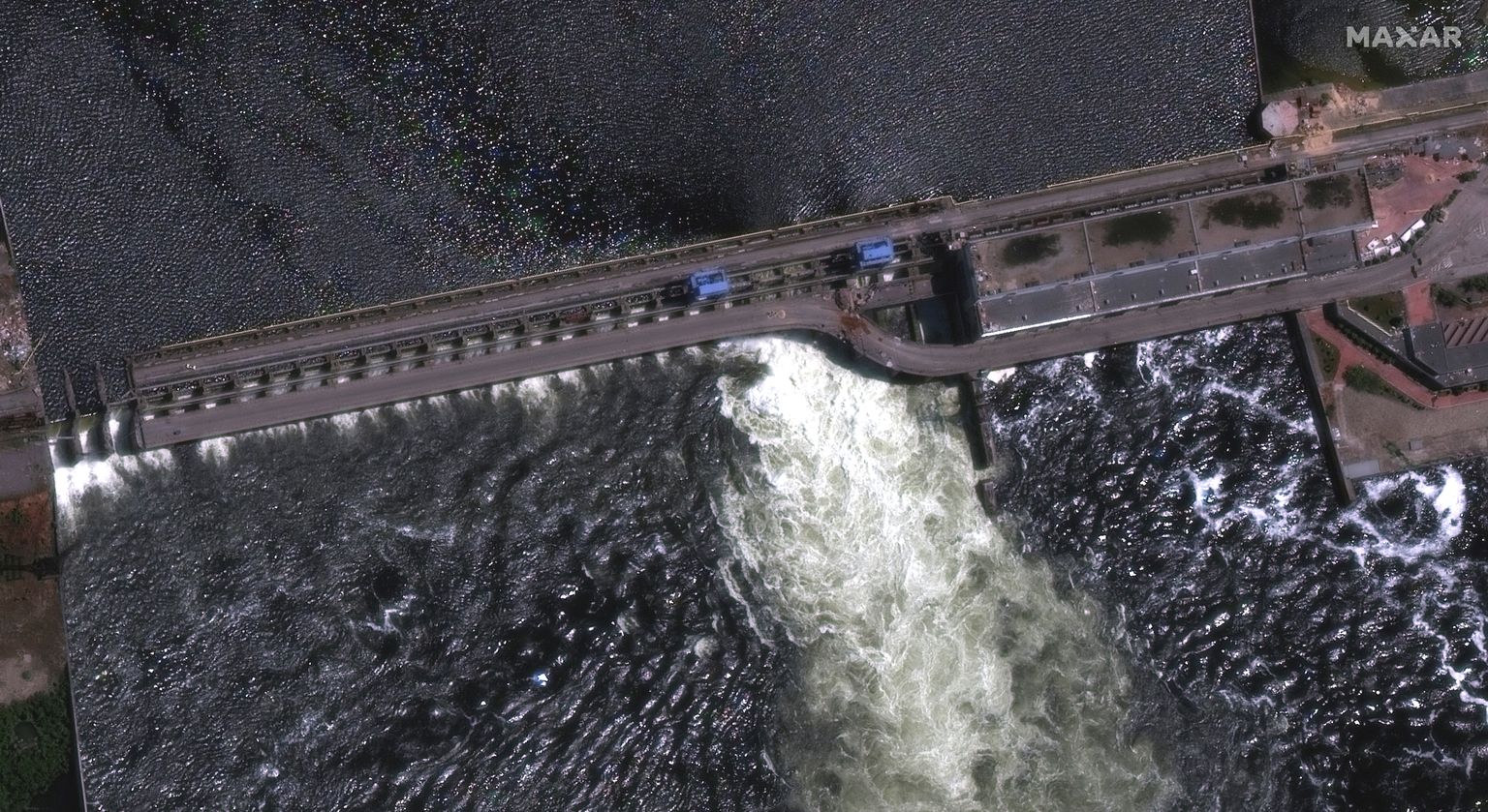 Спутниковый снимок поврежденной плотины Каховской ГЭС.