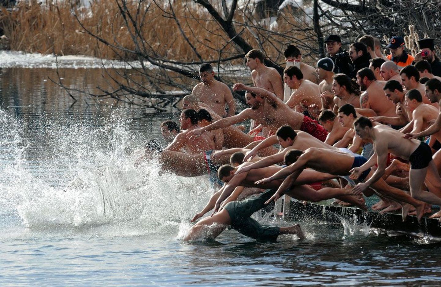 Lumist loodust ja karget talveilma trotsides hüppasid Bulgaaria mehed kolmekuningapäeva puhul innukalt vette, et saada sealt kätte rist, mille preester sinna viskas.