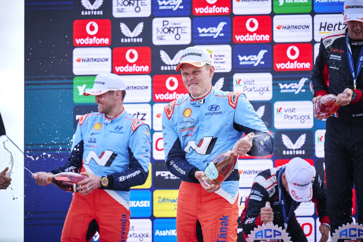 Ott Tänak (paremal) ja kaardilugeja Martin Järveoja (vasakul) seisid Portugali rallil poodiumi teisel astmel. Milline on võimalus, et hooaja edenedes hakatakse võite noppima ja aasta lõpus tullakse teist korda maailmameistriks?