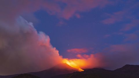 На Сицилии начал извергаться вулкан Этна: туристов приглашают это увидеть