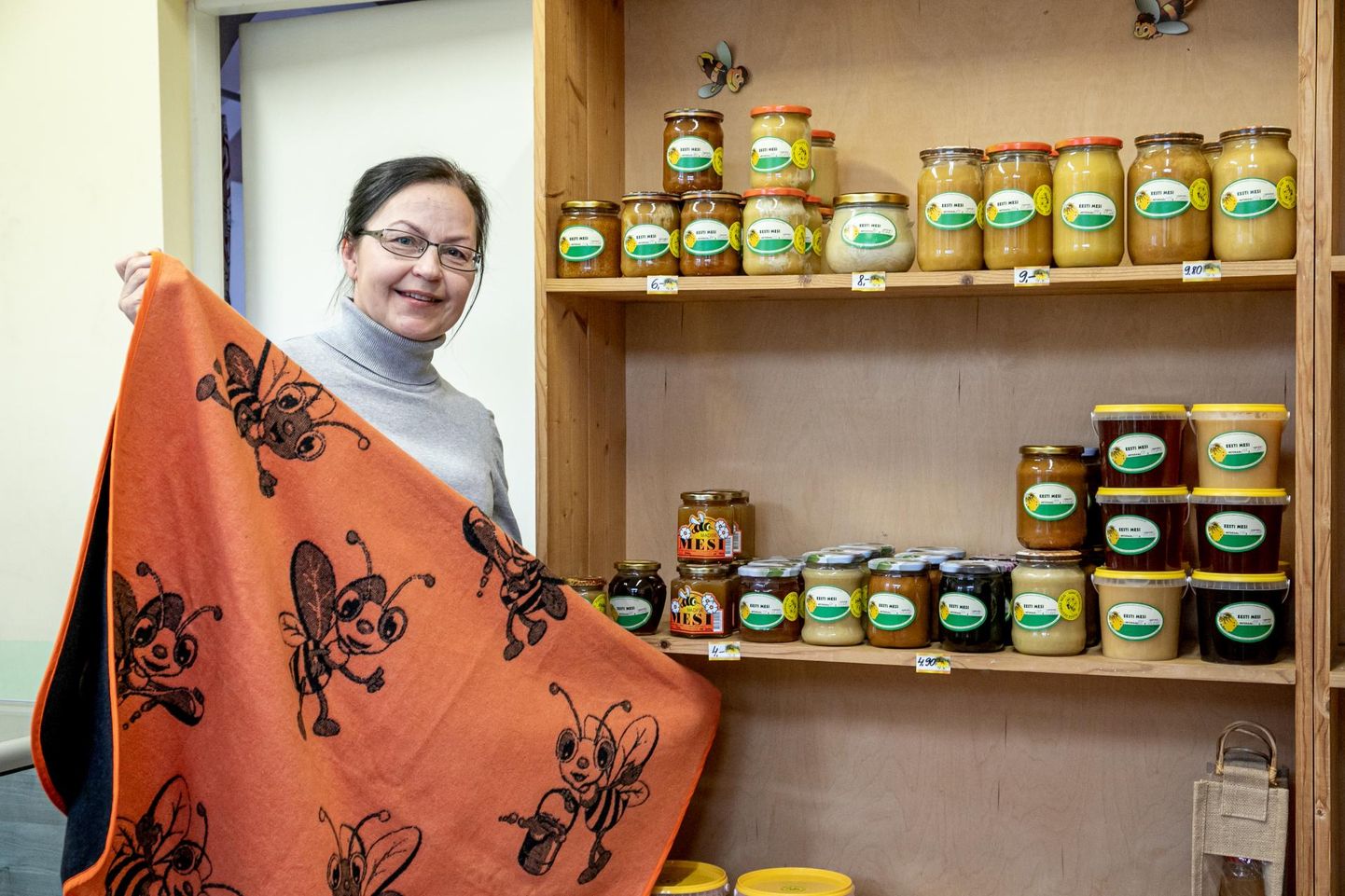 Ehkki ostajad uurivad tihti esimesena, milline mesi kõige kasulikum on, soovitab Maarika Puusepp lähtuda hoopis sellest, milline mesi maitseb - pole mõtet osta mett, mis kapinurgale seisma jääb. FOTO: Urmas Luik