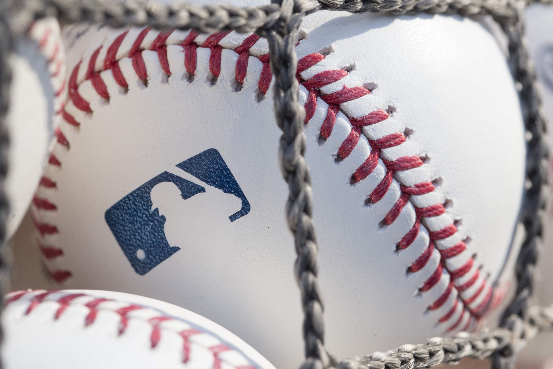 Pesapalli pall MLB logoga. Pilt illustreeriv.