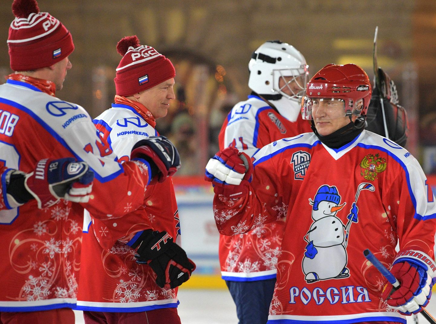 Хоккейный матч на Красной площади с участием Владимира Путина.