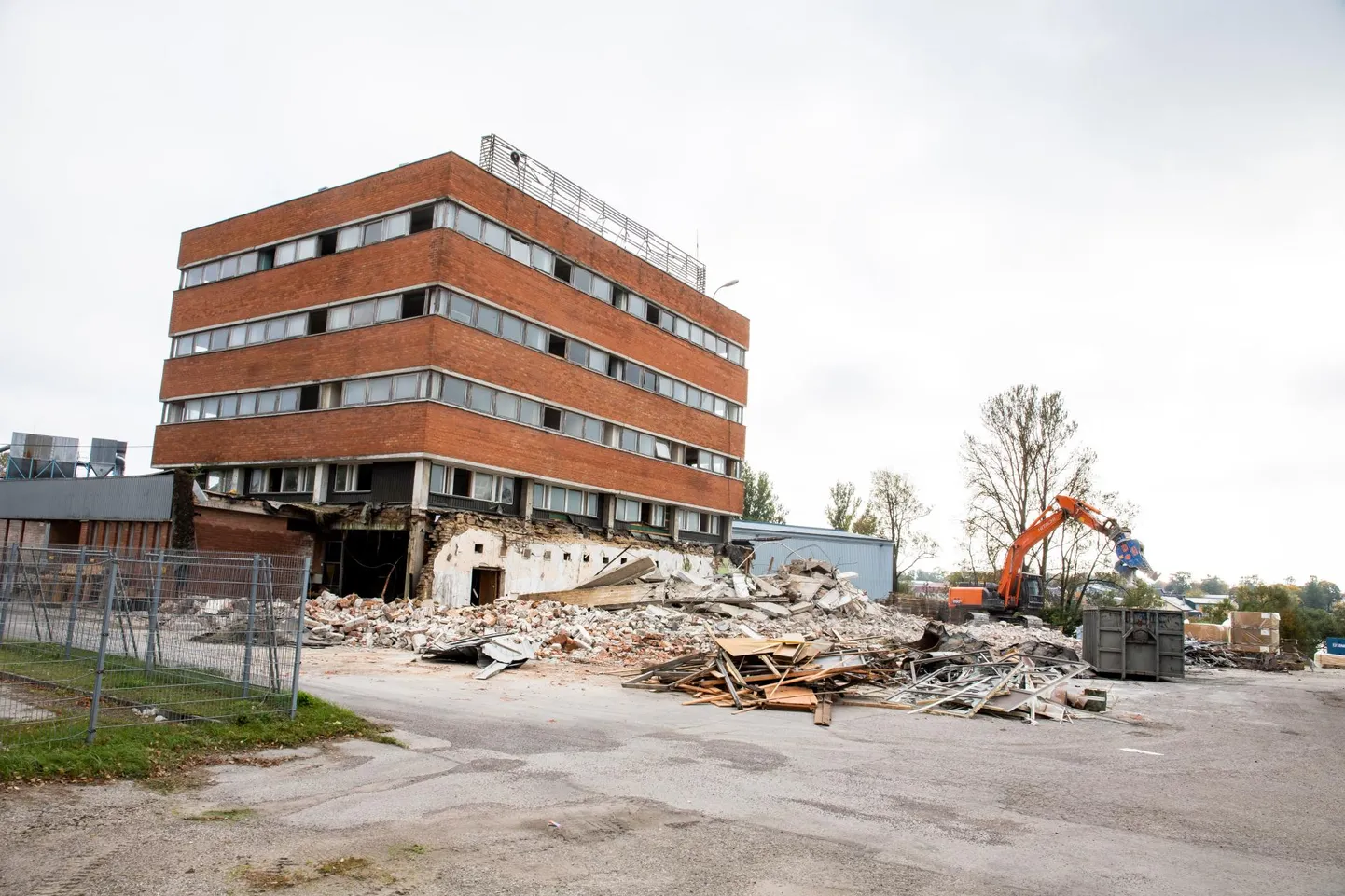 Tühjalt seisnud endise Viisnurga suusavabriku hoone lammutatakse.