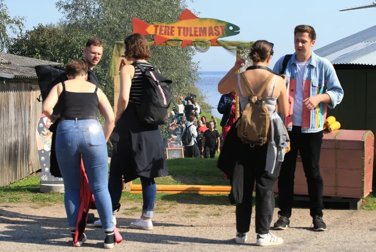 Rahvarohke tänav Latika puhveti värava ees.