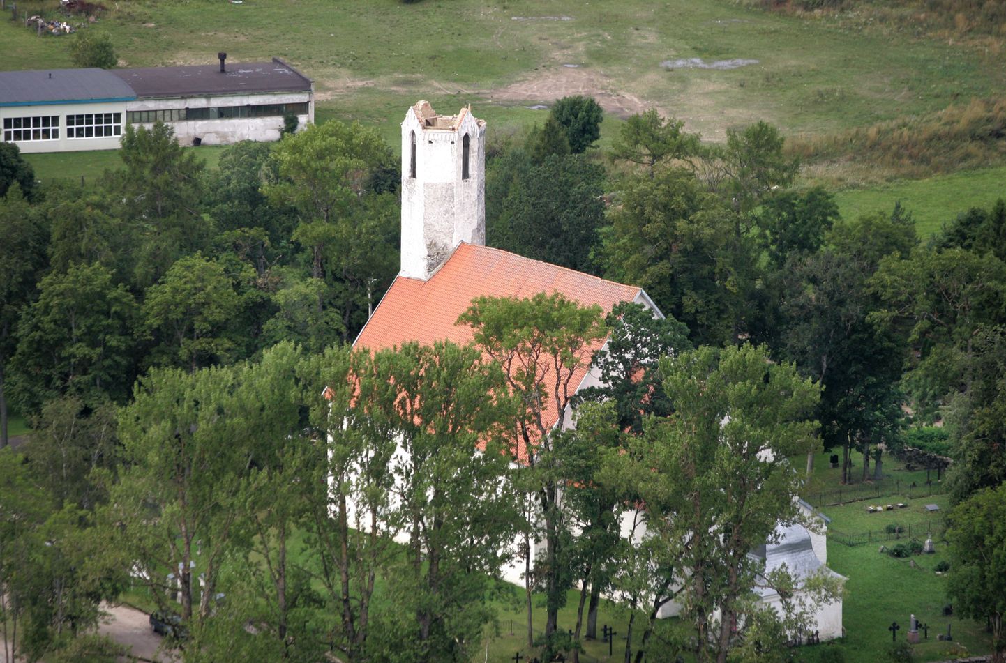 Torni kaotanud Väike-Maarja kirik.