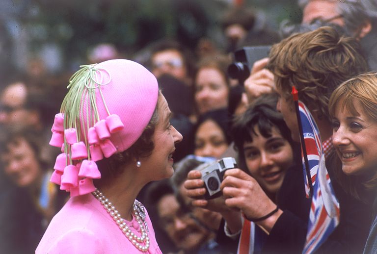 Kuninganna Elizabeth II tähistamas jalutuskäiguga Londonis 25 valitsemisaasta täitumist ehk hõbejuubelit 1977. aastal.