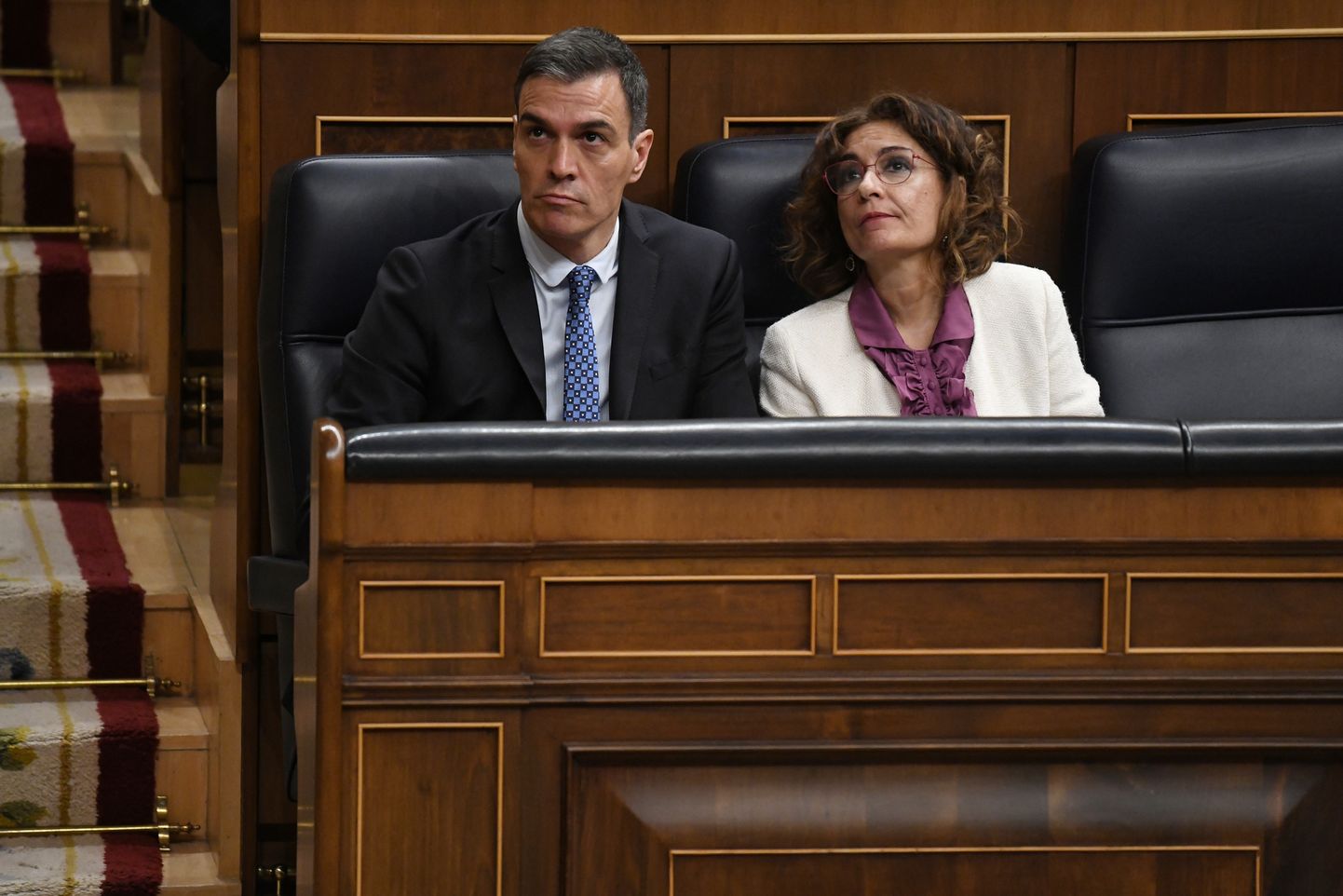 Hispaania peaminister Pedro Sánchez ja asepeaminister María Jesús Montero täna parlamendis amnestiaeelnõu hääletust jälgimas.