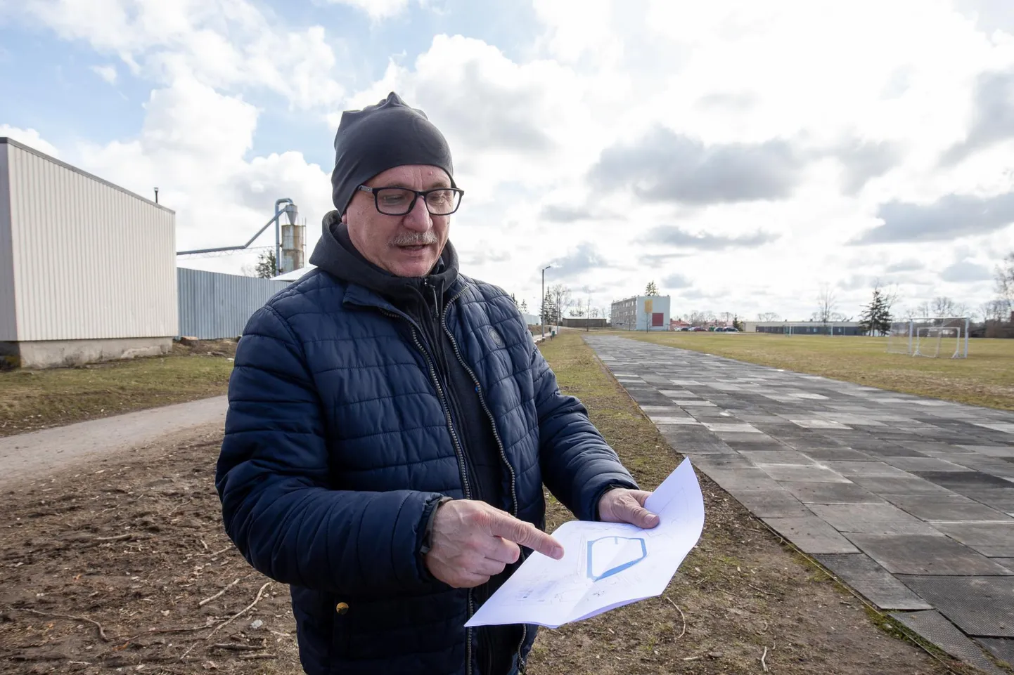 Kadrina valla ehitusspetsialist Aivar Aruja kinnitab, et taamal nähtav vana rajakate kogutakse kokku ja minema seda ei visata.